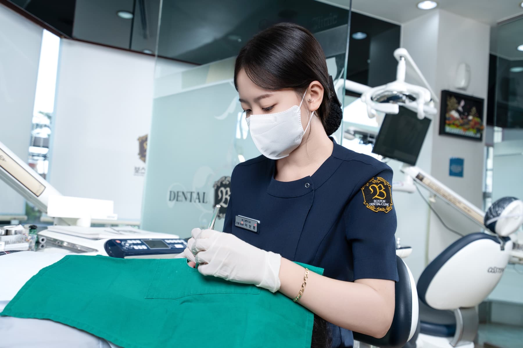 환자의 구강 상태를 확인하는 보스톤치과 진료팀